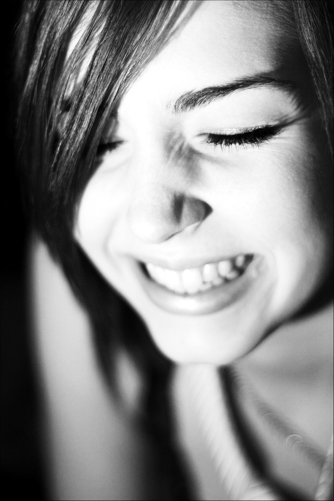 Retrato de una sonrisa natural, representativo del resultado estético de las carillas veneer